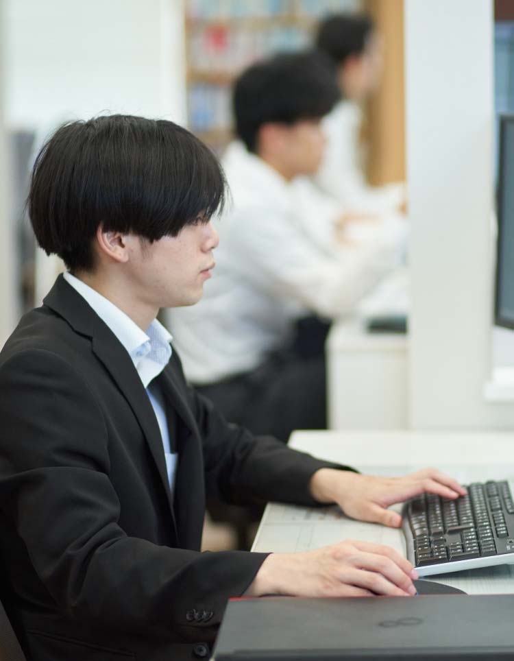 パソコンで作業中の男性